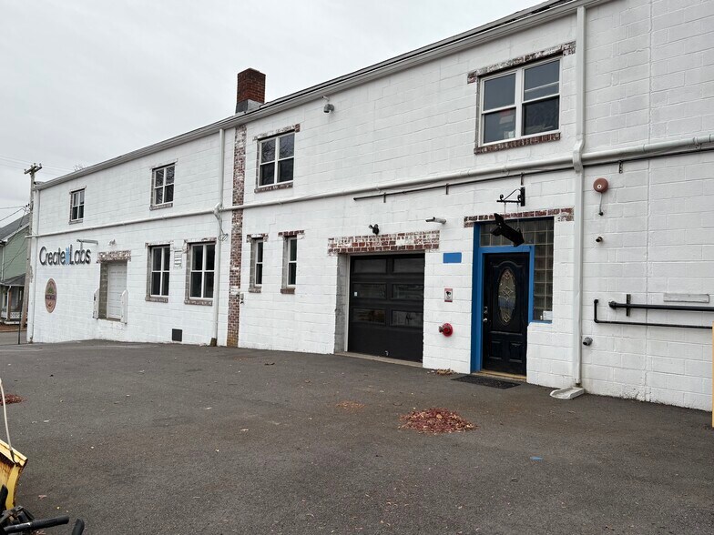More Photos Of 37 E Washington Ave, Washington Warehouse For Lease
