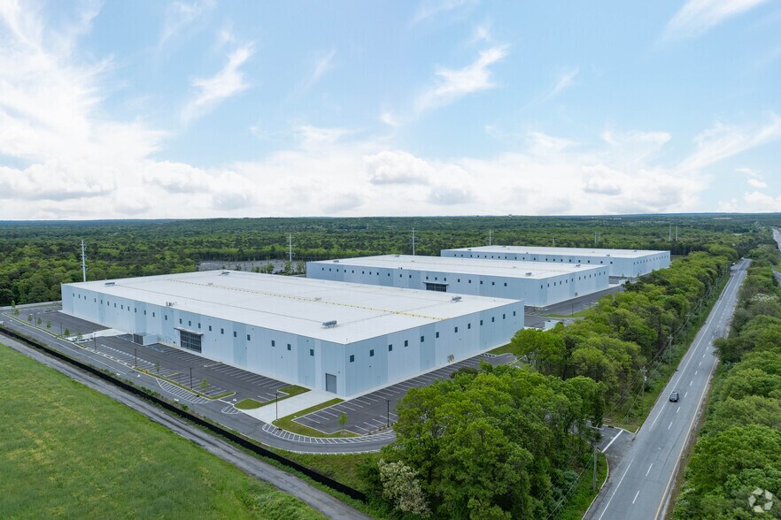 More Photos Of 1001 Express Drive North, Yaphank Distribution For Lease