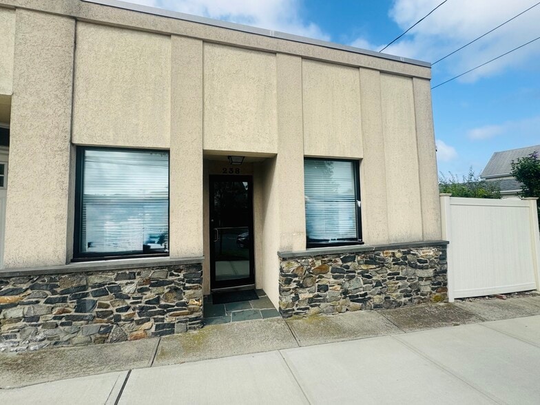 More Photos Of 238 Rockdale Ave, New Bedford Office For Lease