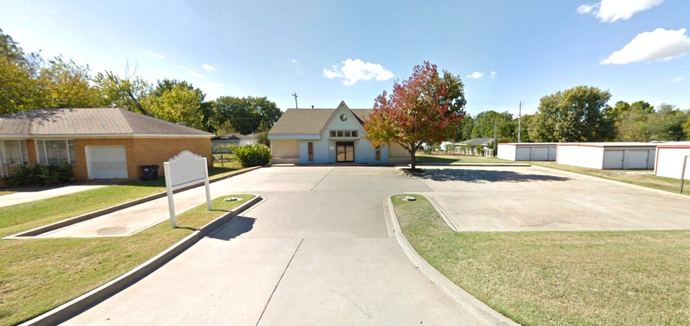 Primary Photo Of 408 N Main St, Noble Medical For Lease