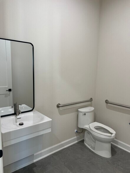 More Photos Of 1325 Main St, Katy Medical For Lease