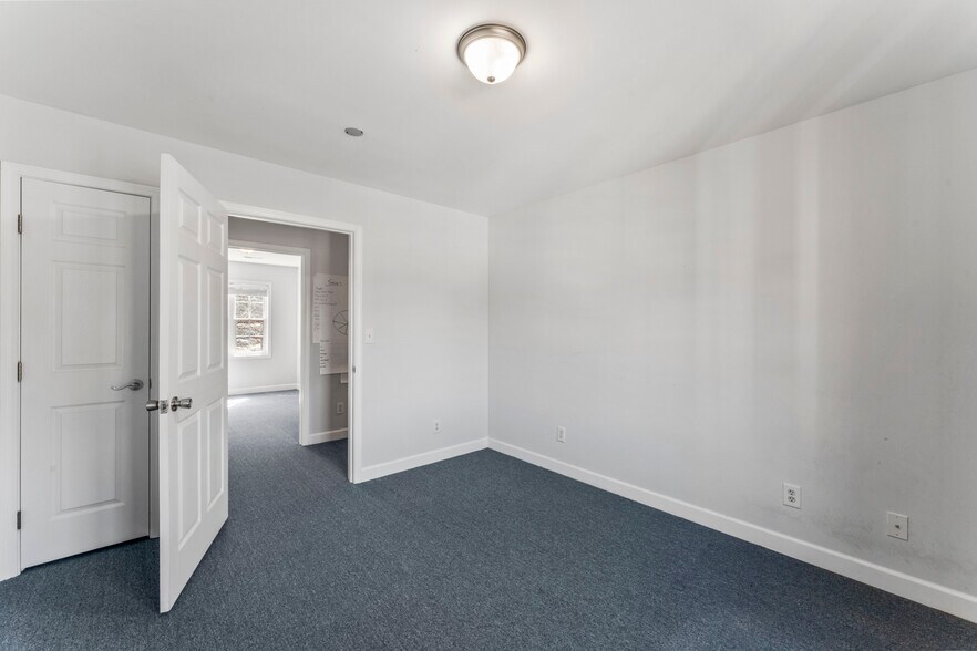 More Photos Of 104 Renaissance Cir, Mauldin Office For Lease