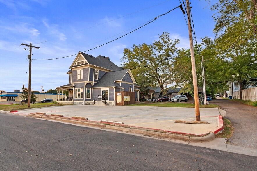 More Photos Of 202 N Newsom St, Mineola General Retail For Sale