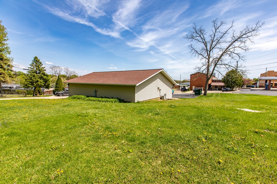 More Photos Of 308 S Montgomery St, Dodgeville Warehouse For Sale