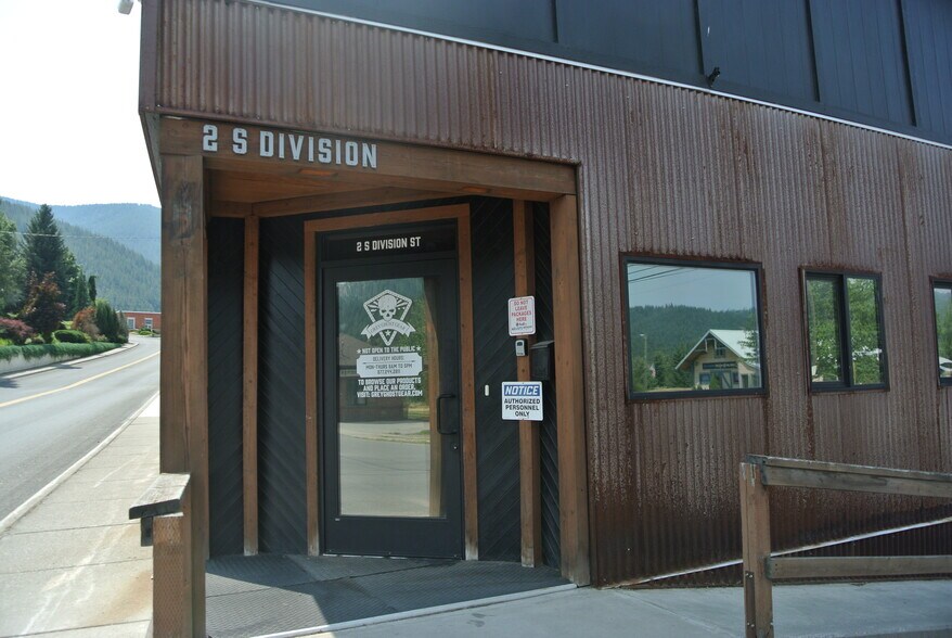 More Photos Of 2 S Division St, Kellogg Restaurant For Sale