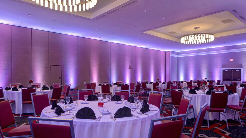 More Photos Of 500 Hamilton Blvd, Peoria Hotel For Sale