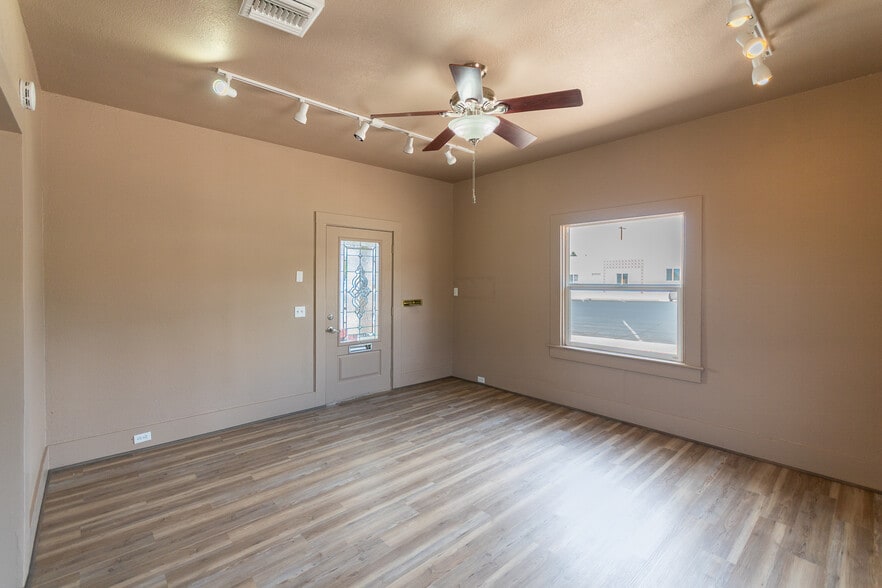 More Photos Of 310 E Oak St, Kingman Office For Sale