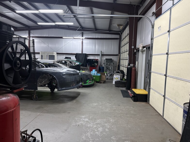 More Photos Of 1046 Gateway Dr, Mooresville Auto Repair For Lease