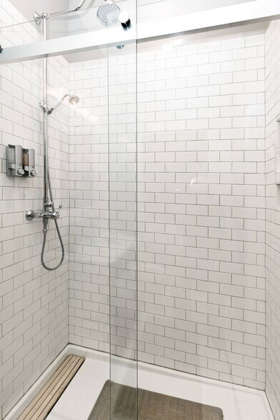 More Photos Of 344 King St, Charleston Storefront Retail Residential For Lease