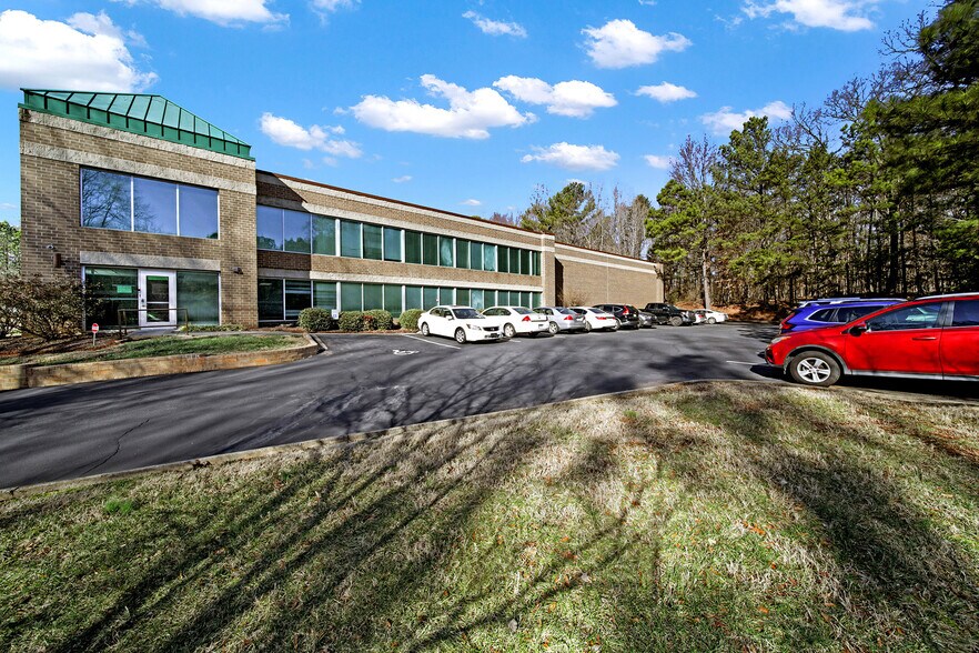 Primary Photo Of 425 E Arrowhead Dr, Charlotte Warehouse For Lease
