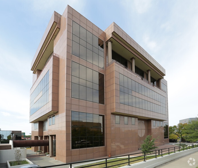 More Photos Of 7150 Greenville Ave, Dallas Medical For Lease