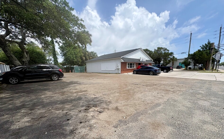 More Photos Of 160 Mayport Rd, Atlantic Beach Bar For Sale