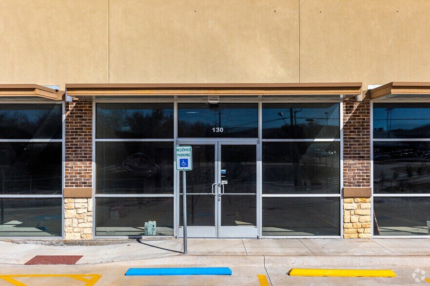More Photos Of 2531 W Ledbetter Dr, Dallas General Retail For Sale