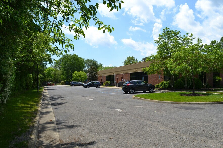 More Photos Of 21 Manhattan Sq, Hampton Office For Sale