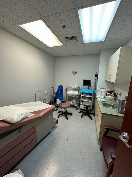 More Photos Of 1860 Town Center Dr, Reston Medical For Sale
