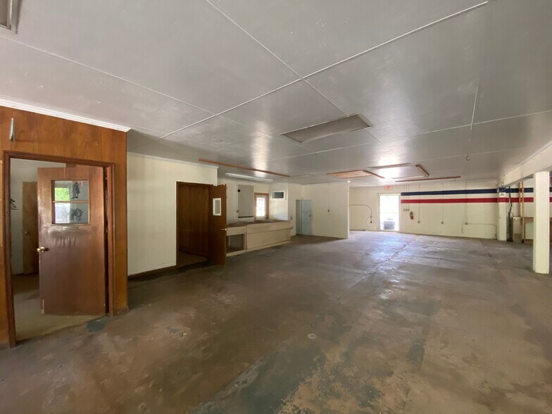 More Photos Of 928 White Ave, Graceville Light Manufacturing For Sale
