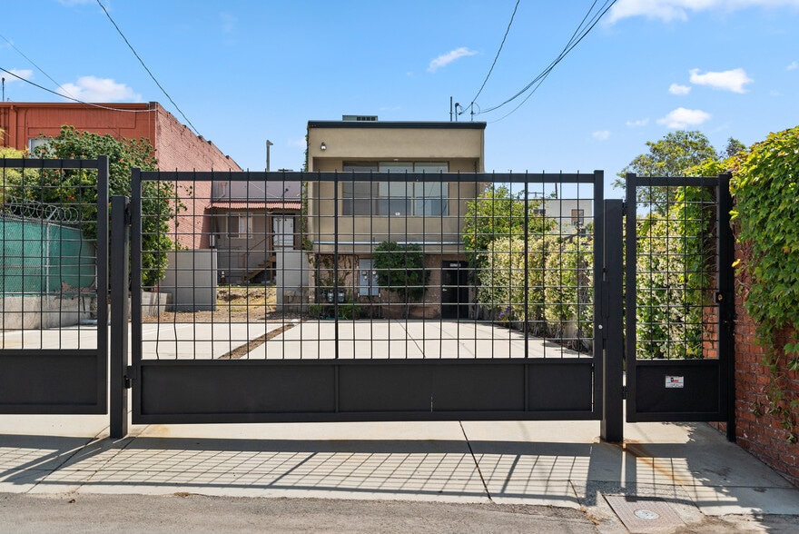 More Photos Of 9925 Commerce Ave, Tujunga Storefront For Sale