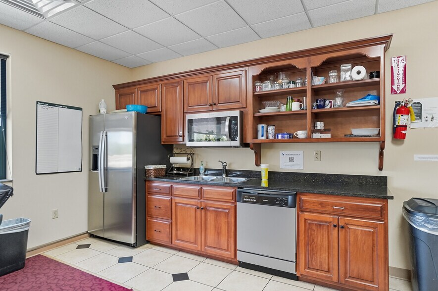 More Photos Of 916-920 W Market St, Lima Medical For Lease