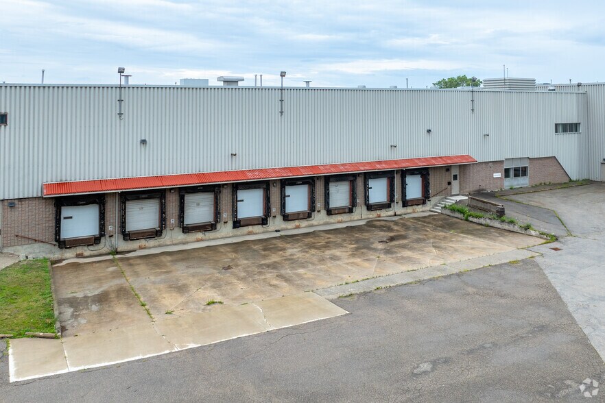 More Photos Of 2550 Stanfield Rd, Mississauga Warehouse For Lease