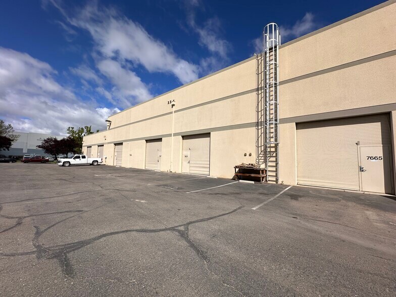 More Photos Of 7677 Hawthorne Ave, Livermore Light Distribution For Sale