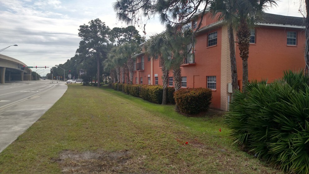 More Photos Of 6338 Presidential Ct, Fort Myers Office For Sale