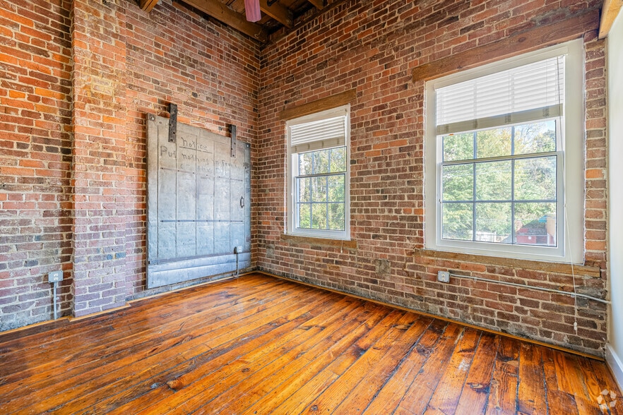 More Photos Of 2411 E Franklin St, Richmond Apartments For Lease