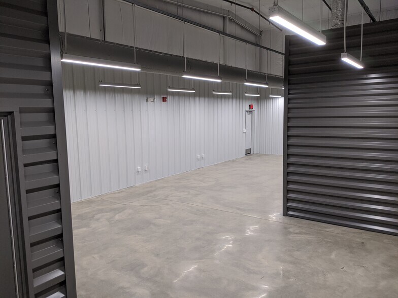More Photos Of 17 International Ct, Greenville Warehouse For Lease