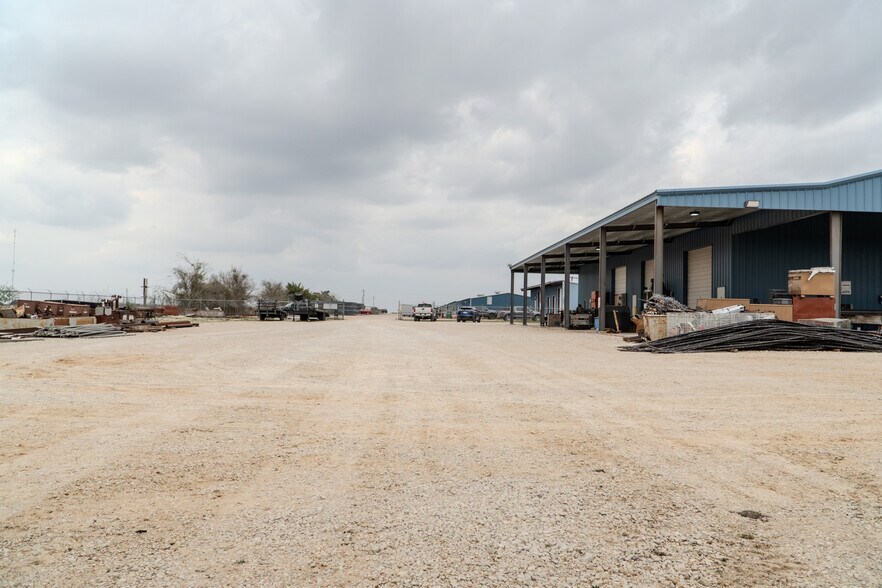 More Photos Of 945 Huser Blvd, Schulenburg Industrial For Lease