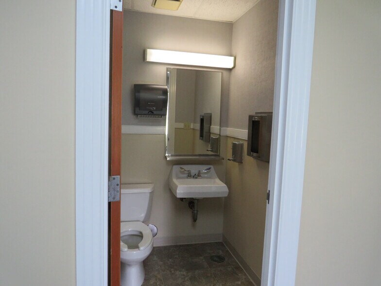 More Photos Of 9506 Hospital Ave, Nassawadox Medical For Sale