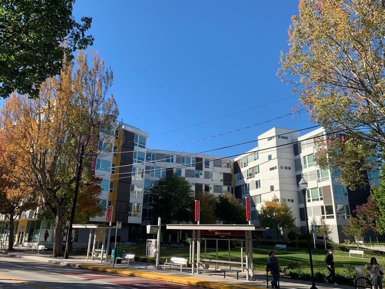 Primary Photo Of 2020 E Madison St, Seattle Apartments For Lease