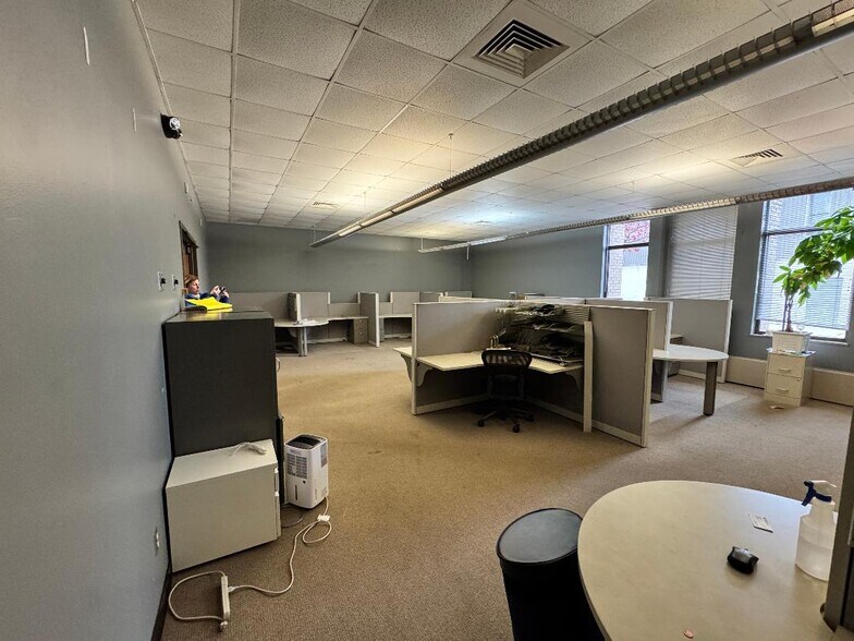 More Photos Of 333 E Main St, Muncie Office For Lease