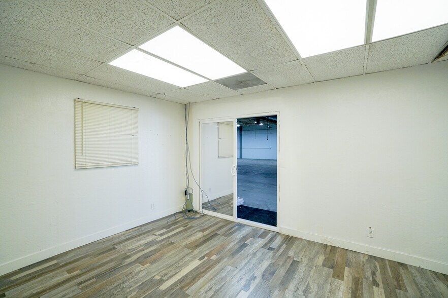 More Photos Of 13501 S Main St, Los Angeles Warehouse For Lease