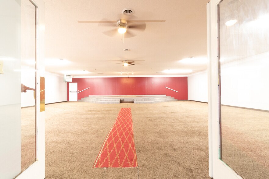 More Photos Of 2006 Maple Ave, Burlington Flex For Sale