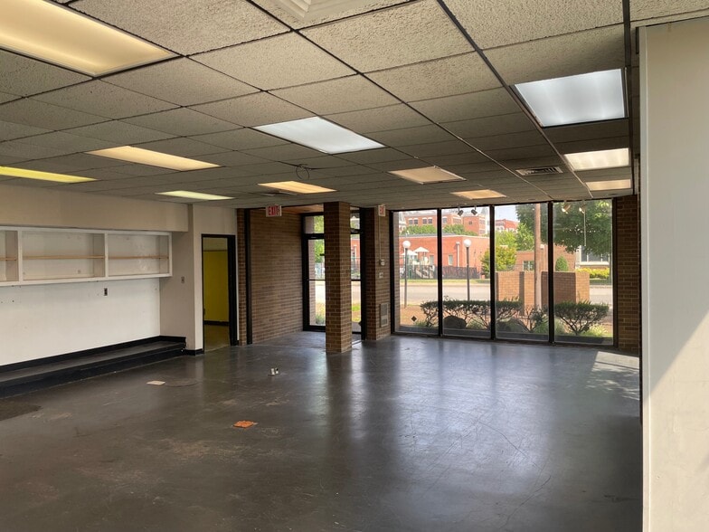 More Photos Of 312 Madison St, Clarksville Office For Sale
