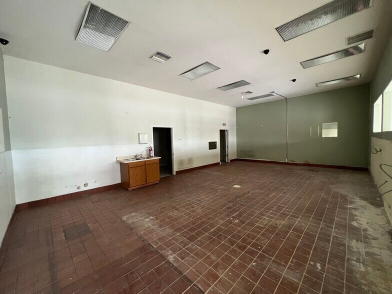 More Photos Of 7625 Eastern Ave, Bell Unknown For Lease