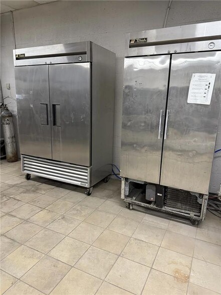 More Photos Of 3541-3543 Prospect Ave, Kansas City Freestanding For Lease