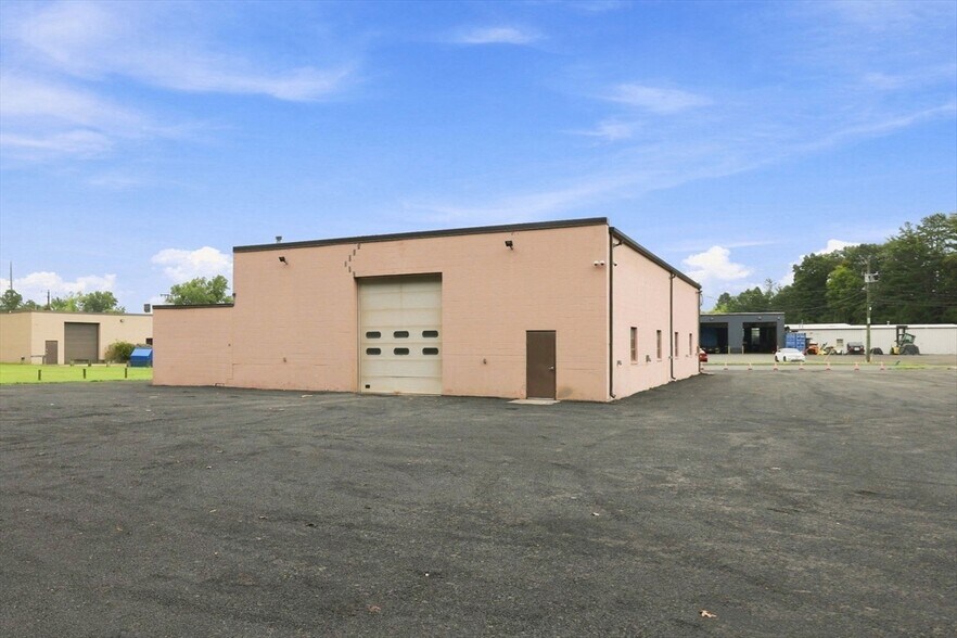 More Photos Of 97 Ramah Cir S, Agawam Auto Repair For Lease