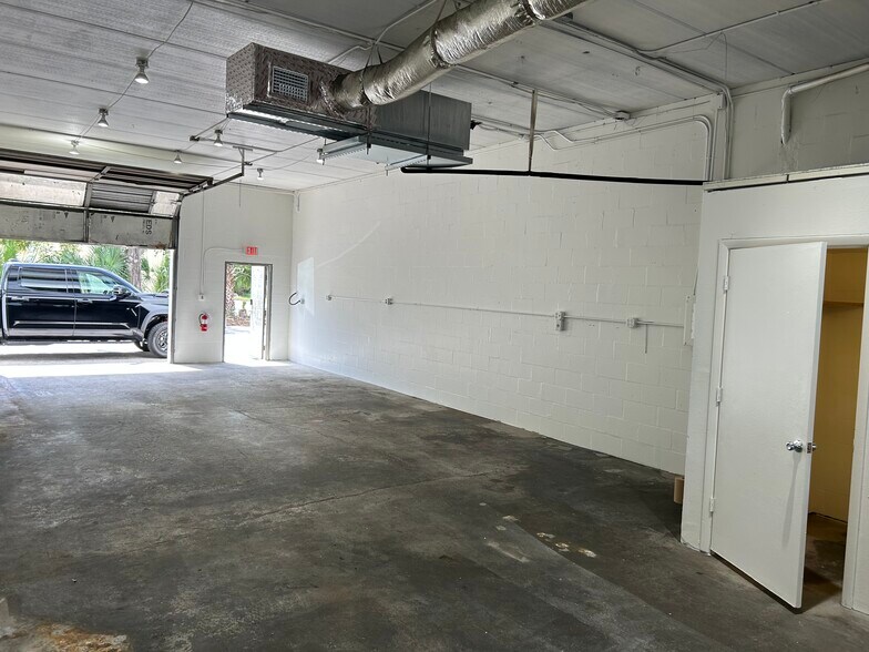 More Photos Of 3015 62nd Ave E, Bradenton Showroom For Lease