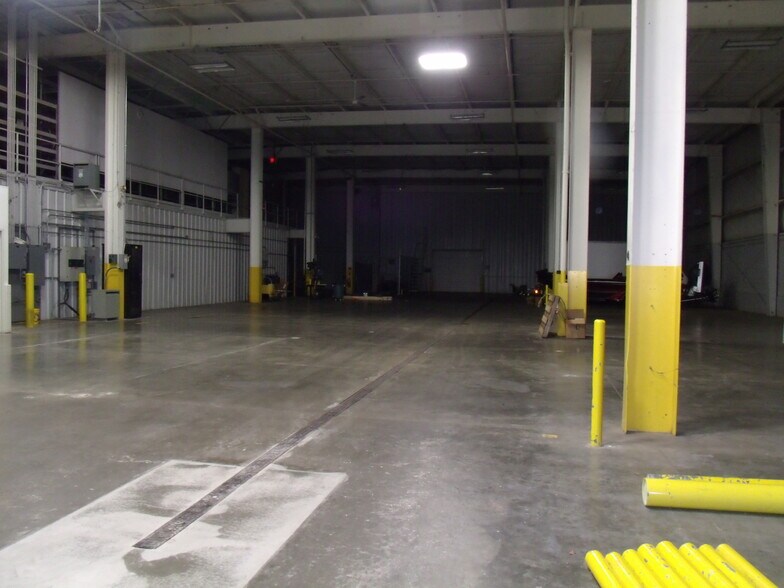 More Photos Of 411 Holmes St, Frankfort Light Distribution For Sale