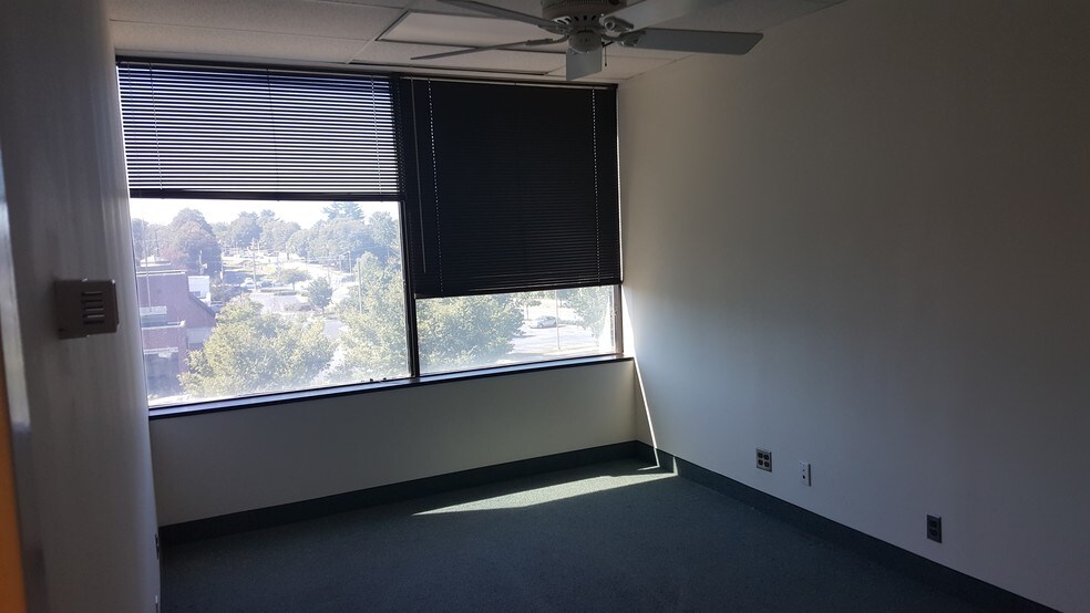 More Photos Of 814 W Diamond Ave, Gaithersburg Office For Sale