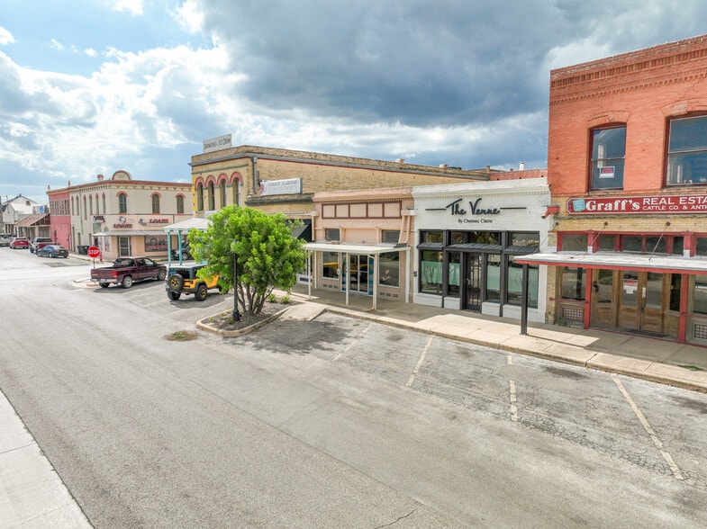More Photos Of 1118 18th St, Hondo Storefront For Sale