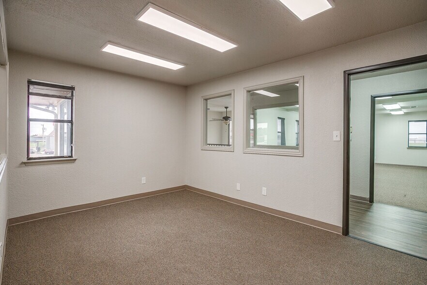 More Photos Of 2030 S Las Vegas Trl, White Settlement Office For Sale