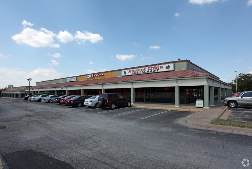 More Photos Of 2825 Valley View Ln, Farmers Branch Storefront For Lease