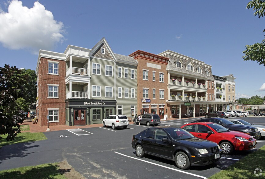 More Photos Of 601-637 Genesee St, Delafield General Retail For Lease