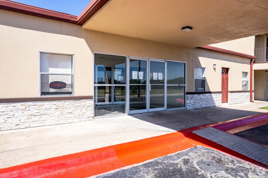 More Photos Of 400 SW H K Dodgen Loop, Temple Hotel For Sale