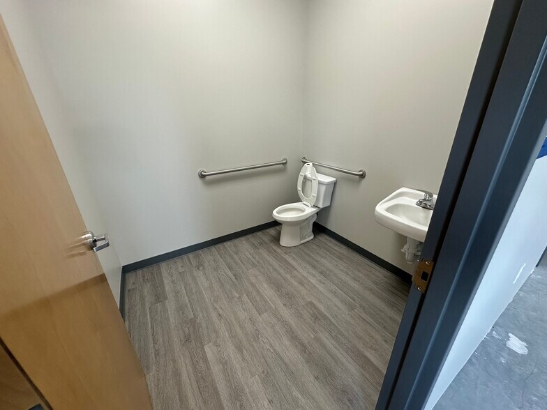 More Photos Of 132 Gateway Ln, Bethlehem Office For Sale