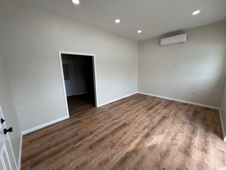 More Photos Of 121 Goedecke Rd, Spring Office For Lease