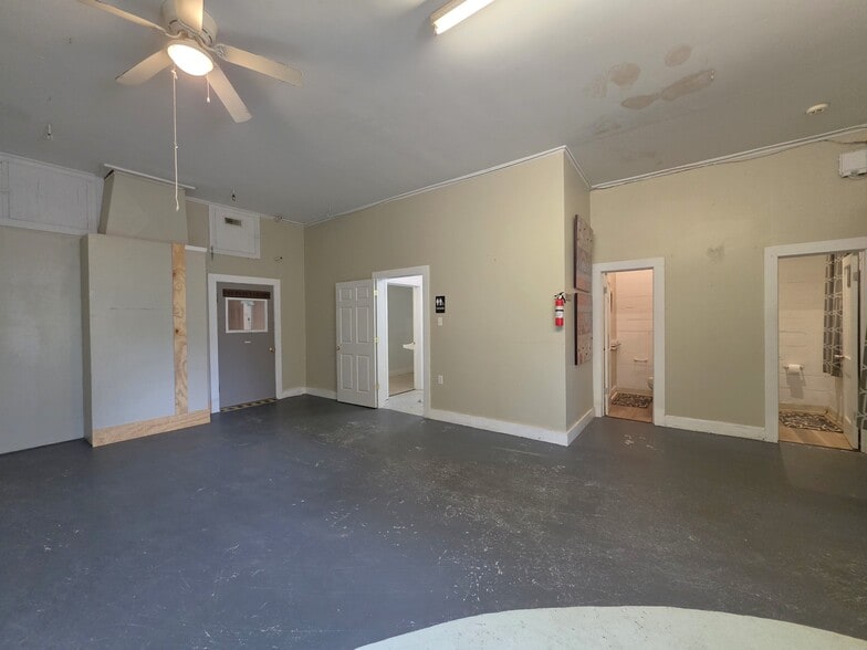 More Photos Of 206 E Main St, Rockwell Storefront Retail Office For Lease