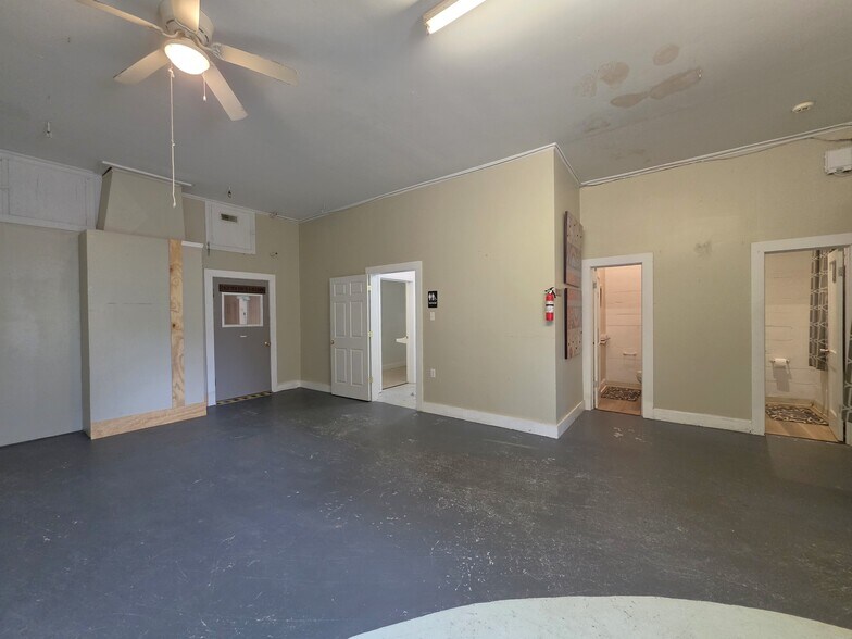 More Photos Of 206 E Main St, Rockwell Storefront Retail Office For Lease