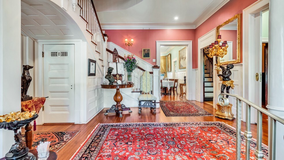 More Photos Of 119 E 37th St, Savannah Restaurant For Sale